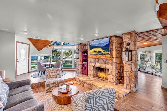 318 Coventry RD, Spicewood, TX 78669
