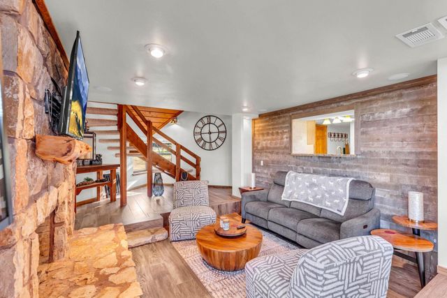 318 Coventry RD, Spicewood, TX 78669