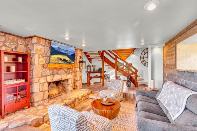 318 Coventry RD, Spicewood, TX 78669