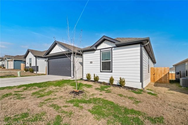 304 NW Bellflower Street, Highfill, AR 72734