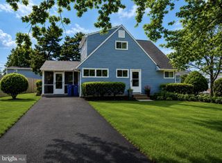 15 CATALPA LN, Levittown, PA 19055