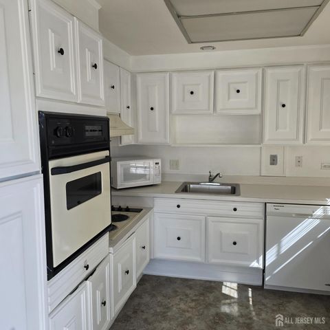 14 Sussex Way 14N, Monroe, NJ 08831