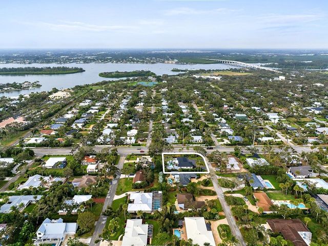 706 Flamevine Lane, Vero Beach, FL 32963