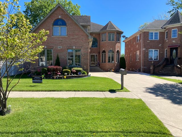 8619 W Sunset Road, Niles, IL 60714