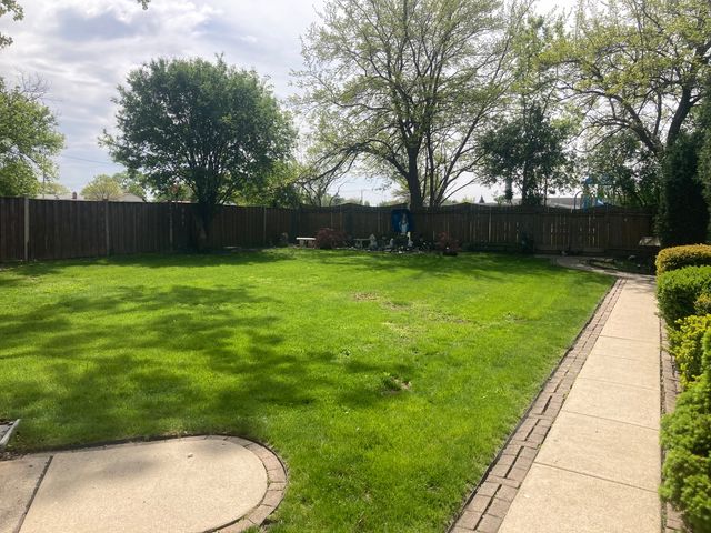 8619 W Sunset Road, Niles, IL 60714
