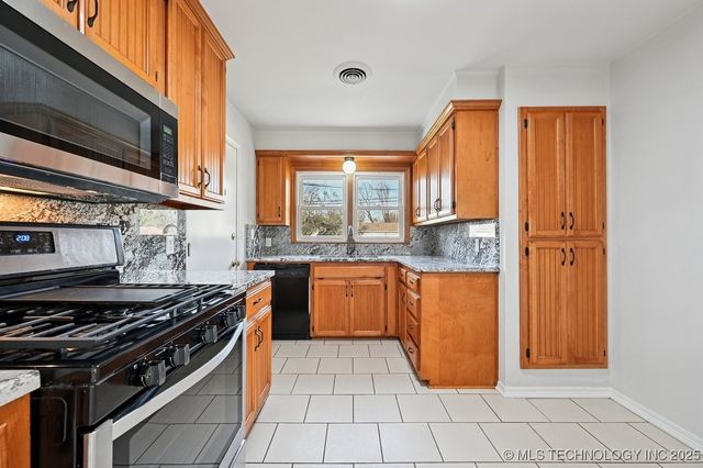 201 E 7th Street, Owasso, OK 74055