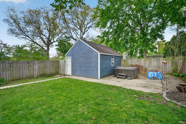 2240 Parkview Place, South Bend, IN 46616