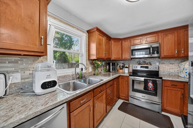 2240 Parkview Place, South Bend, IN 46616