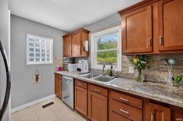 2240 Parkview Place, South Bend, IN 46616