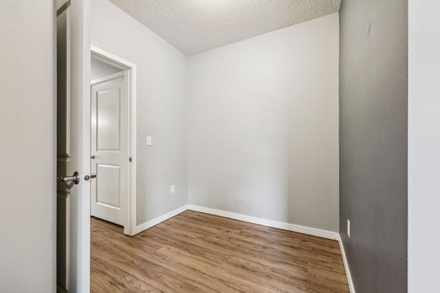 619 8th Street SE 208, Minneapolis, MN 55414