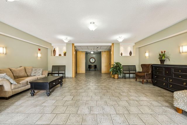 619 8th Street SE 208, Minneapolis, MN 55414