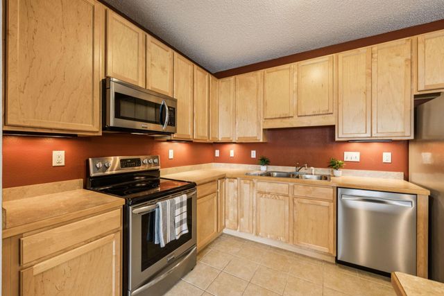 619 8th Street SE 208, Minneapolis, MN 55414