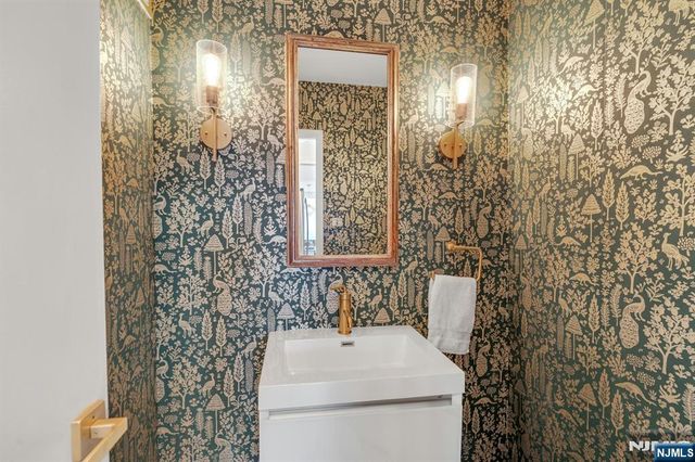 1600 Parker Avenue 27J, Fort Lee, NJ 07024