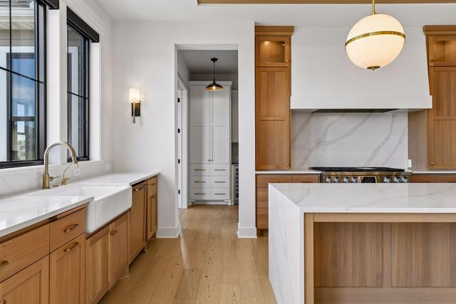 16920 46th Avenue N, Plymouth, MN 55446