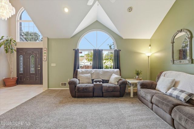 1117 S Maplecrest Court, Toms River, NJ 08753