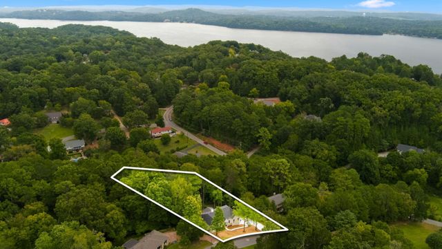 1721 Starboard Dr, Hixson, TN 37343