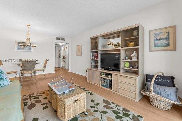 6600 Cypress Rd 310, Plantation, FL 33317