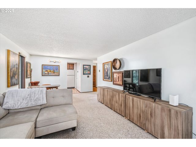 3833 COLONY OAKS Dr, Eugene, OR 97405