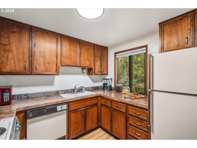 3833 COLONY OAKS Dr, Eugene, OR 97405