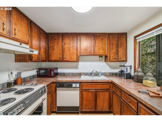 3833 COLONY OAKS Dr, Eugene, OR 97405