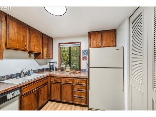 3833 COLONY OAKS Dr, Eugene, OR 97405