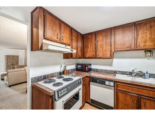 3833 COLONY OAKS Dr, Eugene, OR 97405