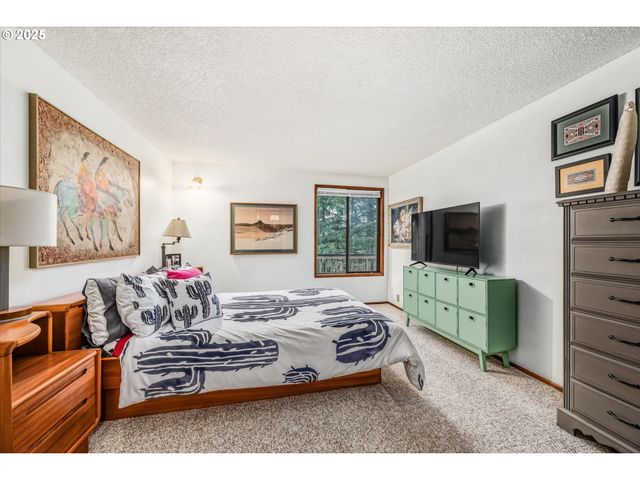 3833 COLONY OAKS Dr, Eugene, OR 97405