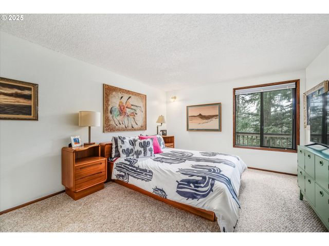 3833 COLONY OAKS Dr, Eugene, OR 97405