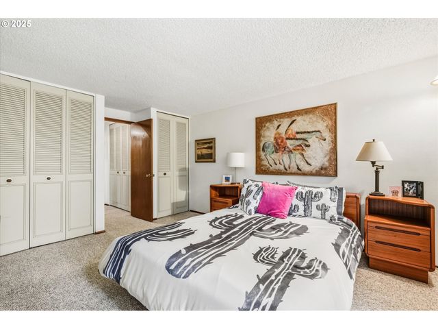 3833 COLONY OAKS Dr, Eugene, OR 97405