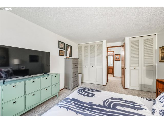 3833 COLONY OAKS Dr, Eugene, OR 97405