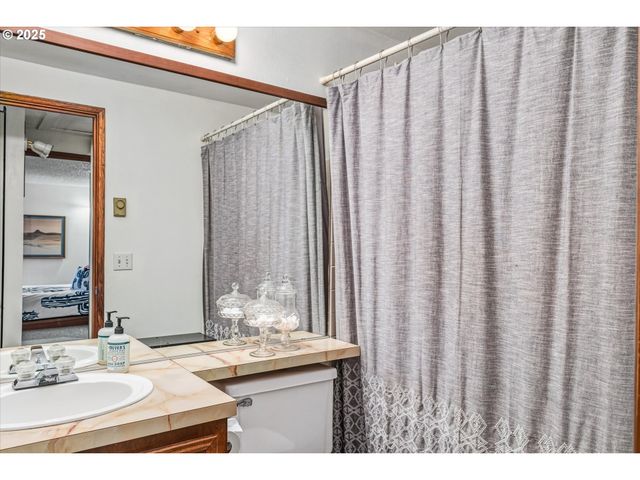 3833 COLONY OAKS Dr, Eugene, OR 97405