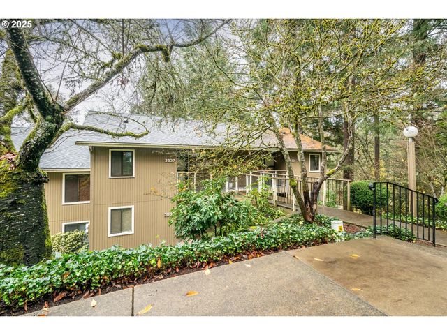 3833 COLONY OAKS Dr, Eugene, OR 97405
