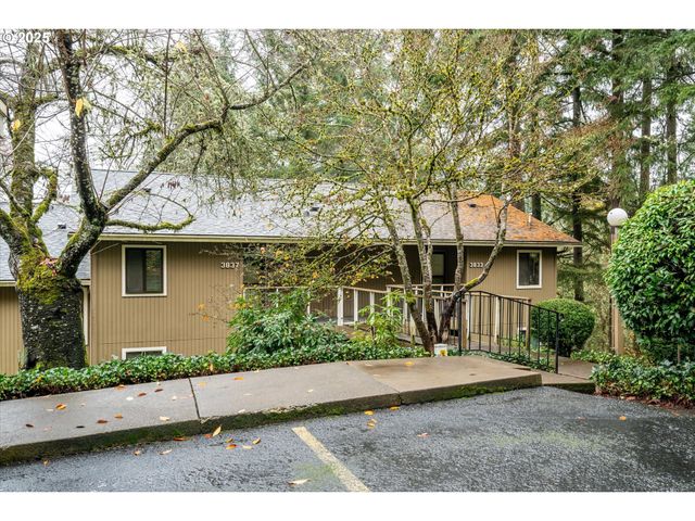 3833 COLONY OAKS Dr, Eugene, OR 97405