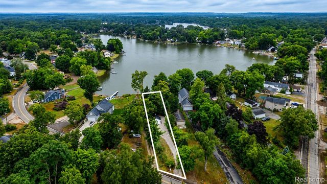 9322 Cedar Island Road, White Lake Charter Township, MI 48386