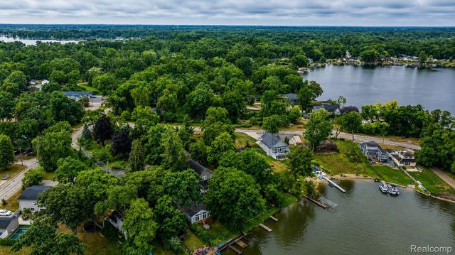 9322 Cedar Island Road, White Lake Charter Township, MI 48386