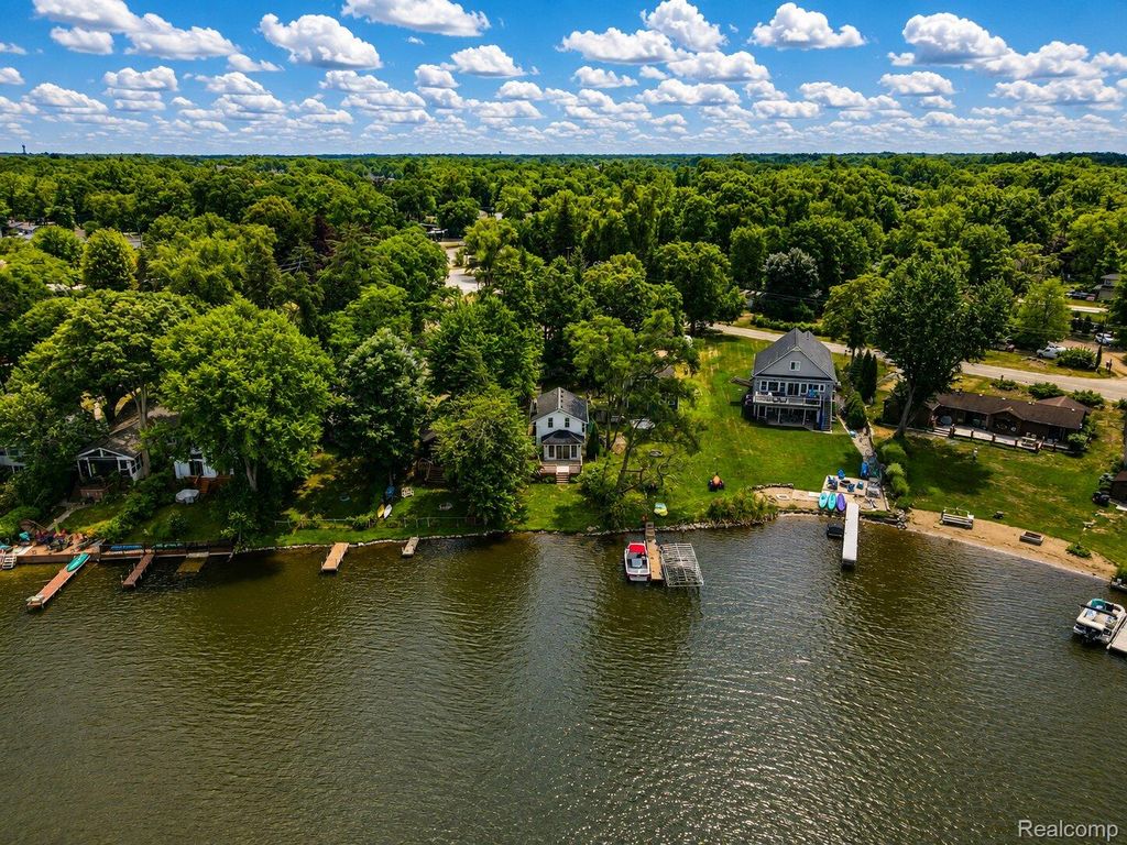 9322 Cedar Island Road, White Lake Charter Township, MI 48386