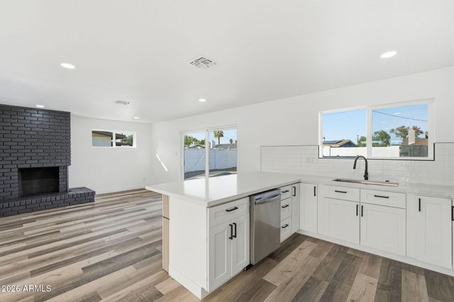 534 E PEBBLE BEACH Drive, Tempe, AZ 85282