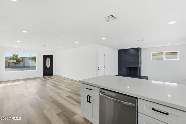 534 E PEBBLE BEACH Drive, Tempe, AZ 85282