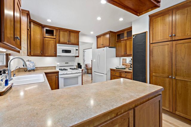 8660 Black Maple Drive, Eden Prairie, MN 55344
