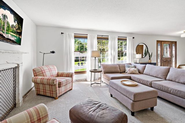 8660 Black Maple Drive, Eden Prairie, MN 55344
