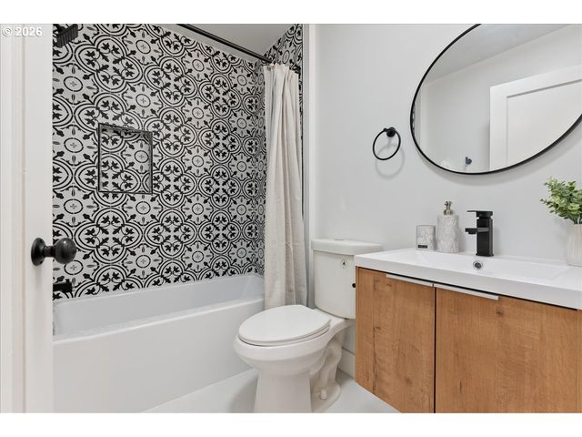 9740 N VAN HOUTEN Ave, Portland, OR 97203