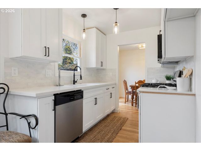 9740 N VAN HOUTEN Ave, Portland, OR 97203