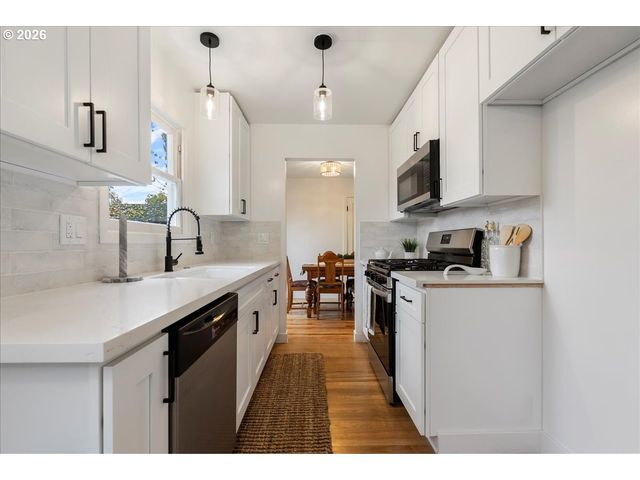 9740 N VAN HOUTEN Ave, Portland, OR 97203