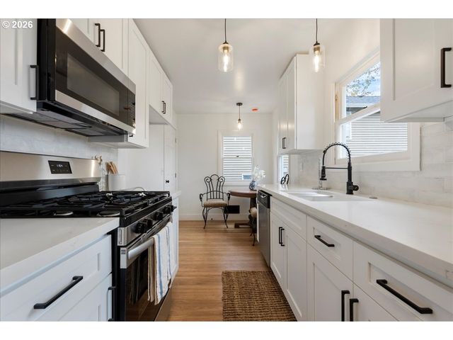 9740 N VAN HOUTEN Ave, Portland, OR 97203