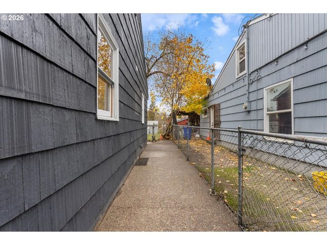 9740 N VAN HOUTEN Ave, Portland, OR 97203