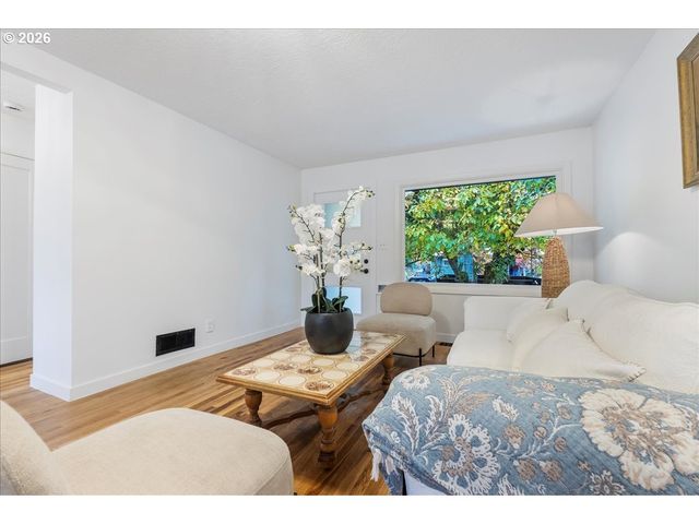 9740 N VAN HOUTEN Ave, Portland, OR 97203