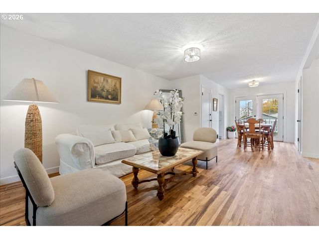 9740 N VAN HOUTEN Ave, Portland, OR 97203