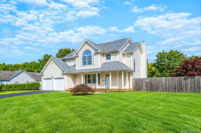 19 Oceanview Boulevard, Manorville, NY 11949