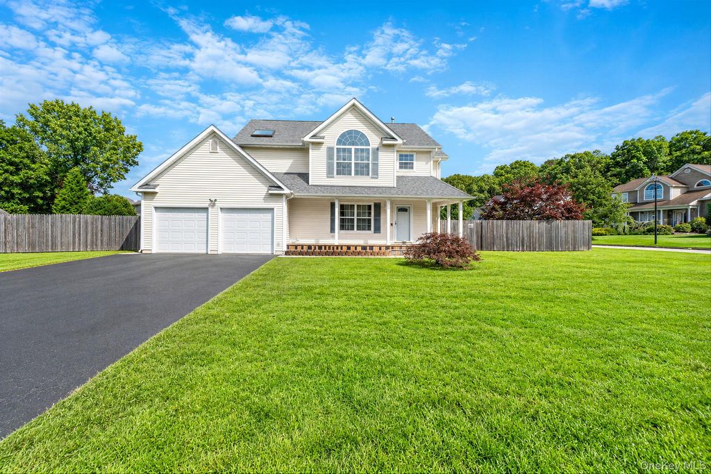 19 Oceanview Boulevard, Manorville, NY 11949