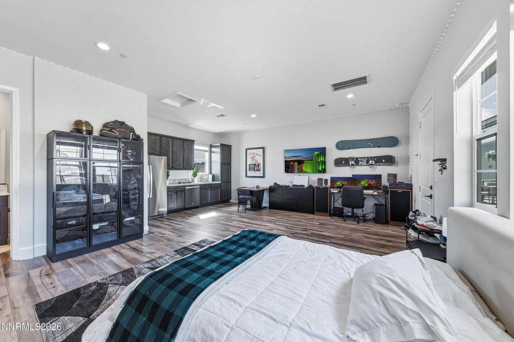 Image 41 of property listing at 2958 Murrelet Way, Sparks, NV 89441